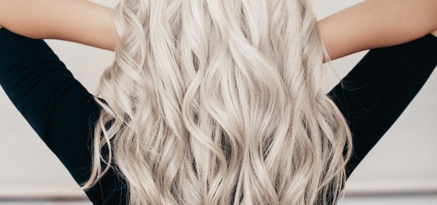 The captivating blonde shade boasts multidimensional tones with a lustrous pearly sheen. Creating this hair color involves a combination of blonde hair dyes and the addition of subtle highlights.